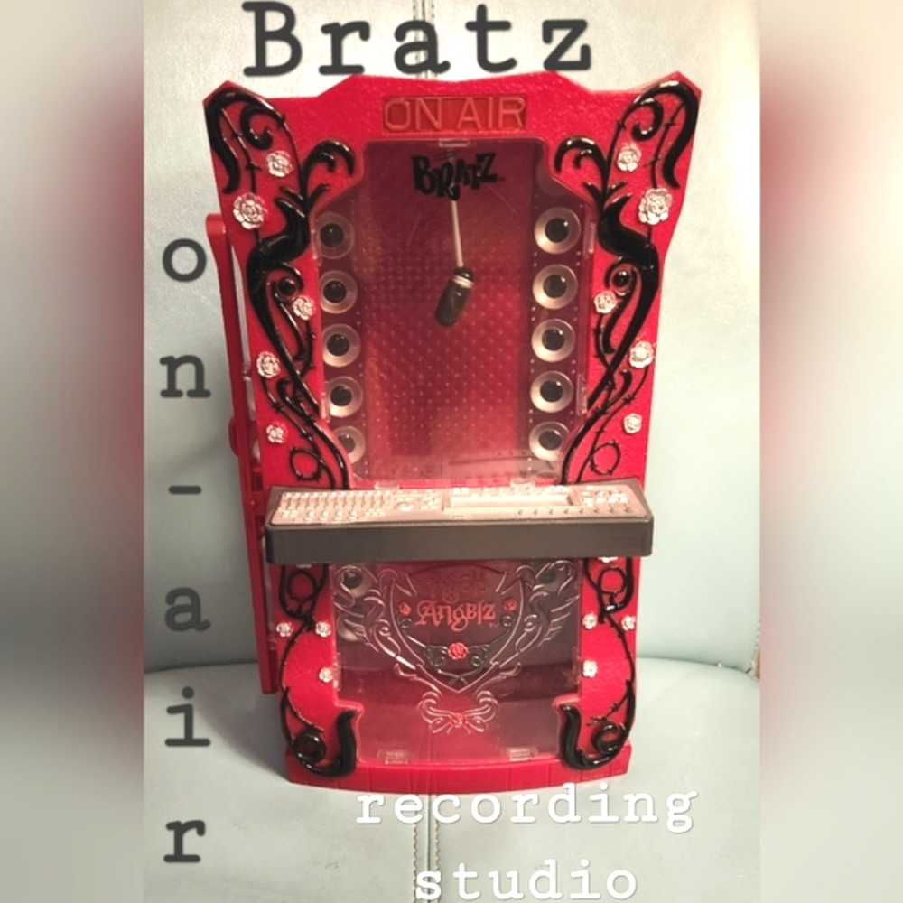 BRATZ MGA ON-AIR Recording Studio Rock Angelz Speakers Microphone Sound Booth